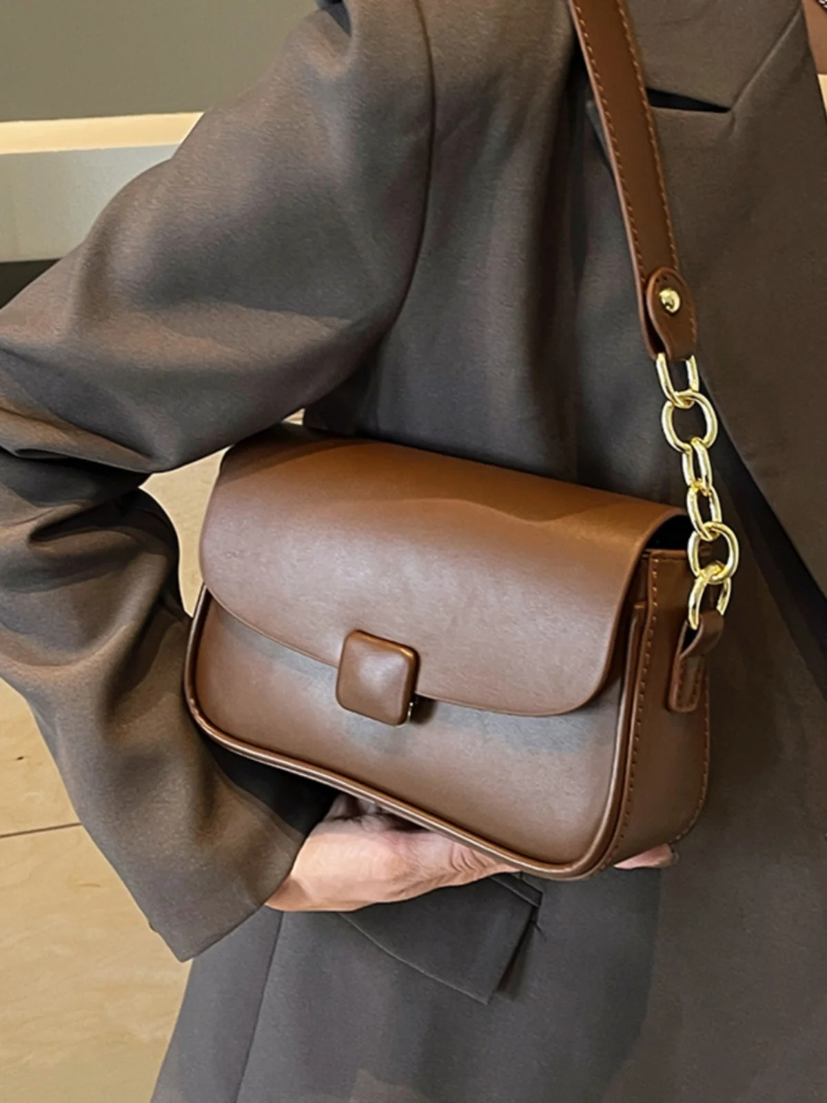 High-end Textured Bags For Women 2024 New Popular Fashion Crossbody Bag Single Shoulder Armpit Small Square Bag
High-end Textured Bags For Women 2024 New Popular Fashion Crossbody Bag Single Shoulder Armpit Small Square Bag