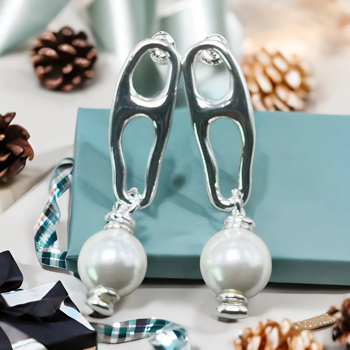 Новинка 2024 г., модные Универсальные изысканные высококачественные жемчужные женские серьги UNOde50 в европейском и американском стиле, Подарочная сумка для ювелирных изделий
Новинка 2024 г., модные Универсальные изысканные высококачественные жемчужные женские серьги UNOde50 в европейском и американском стиле, Подарочная сумка для ювелирных изделий