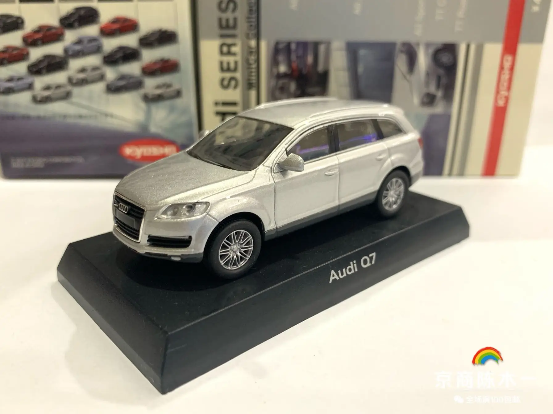 Коллекционная модель автомобилей Kyosho 1/64 Audi Q7 Suv из металлического литья под давлением
Коллекционная модель автомобилей Kyosho 1/64 Audi Q7 Suv из металлического литья под давлением