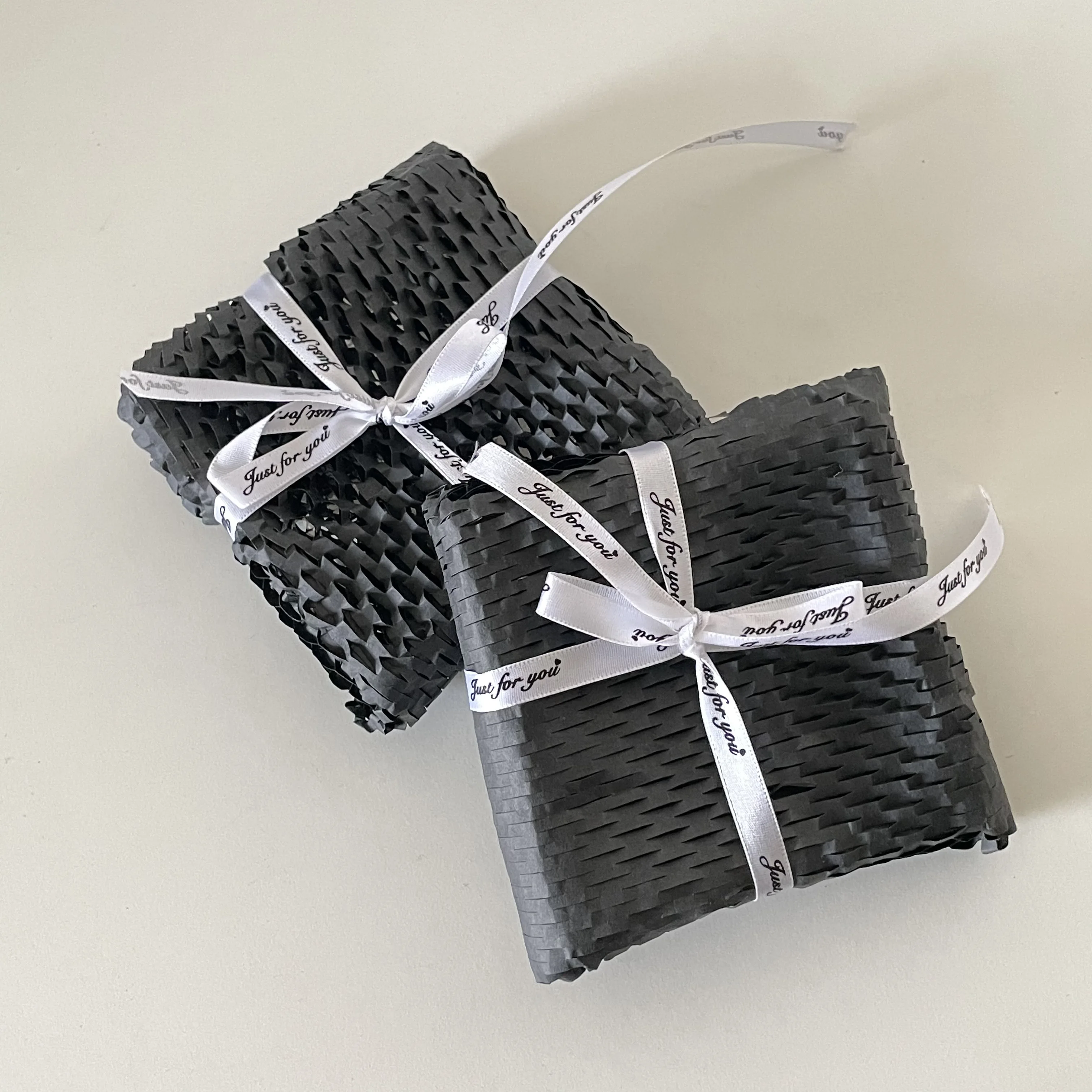 

Black Honeycomb Paper 38cmx10m Recyclable Buffer Kraft Paper Honeycomb Buffer Wrapping Paper Transportation Gift Packaging Art