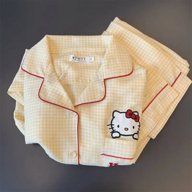 Новинка, симпатичная Весенняя пижама Hello Kitty в желтую клетку с милым котом Sanrio, домашняя одежда из аниме, милая Студенческая игрушка для девочек, подарки
Новинка, симпатичная Весенняя пижама Hello Kitty в желтую клетку с милым котом Sanrio, домашняя одежда из аниме, милая Студенческая игрушка для девочек, подарки