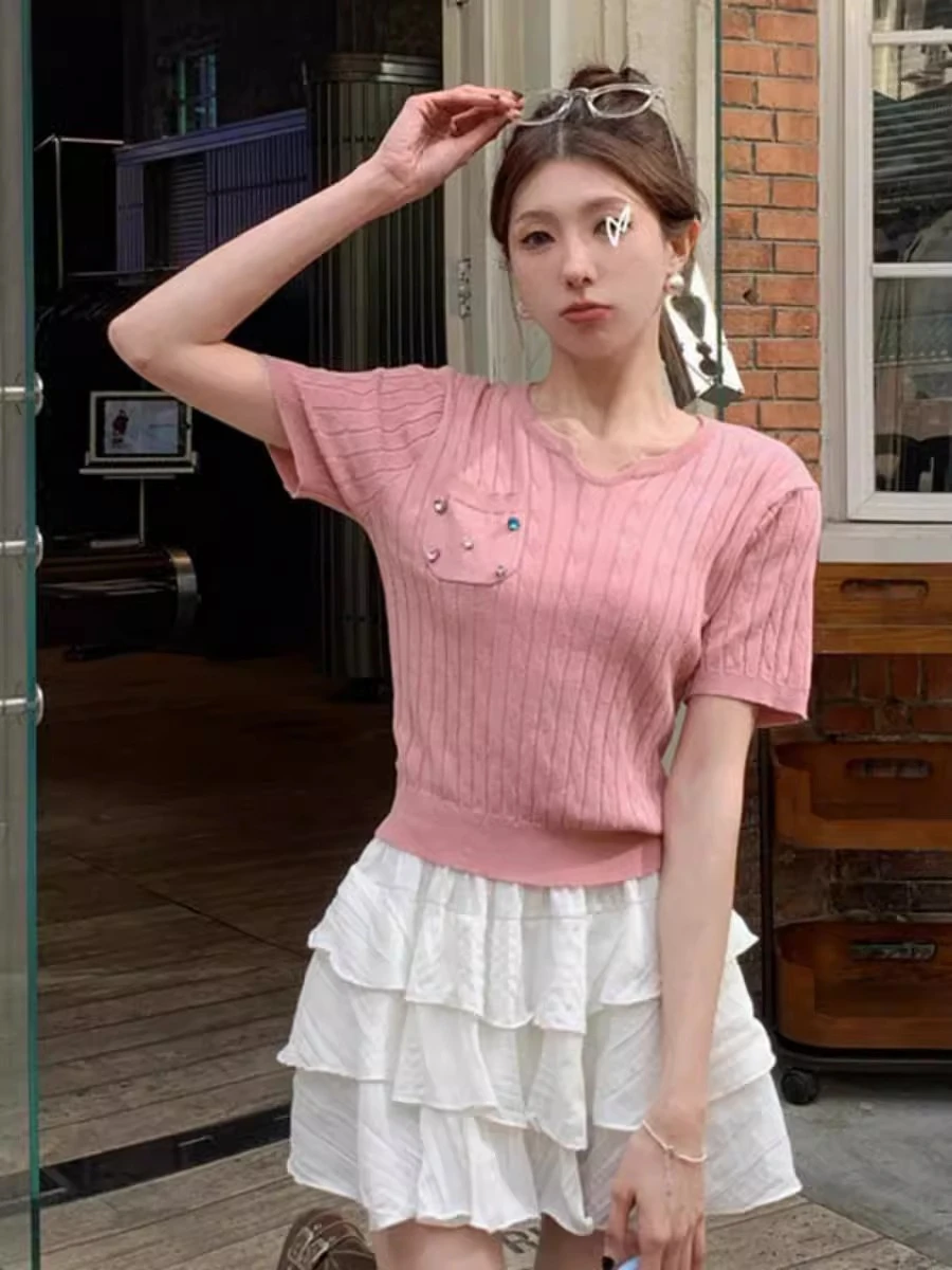 Studded diamond short-sleeved knitted T-shirt women's summer new advanced sense of thin section of ice silk waist short tops
Studded diamond short-sleeved knitted T-shirt women's summer new advanced sense of thin section of ice silk waist short tops