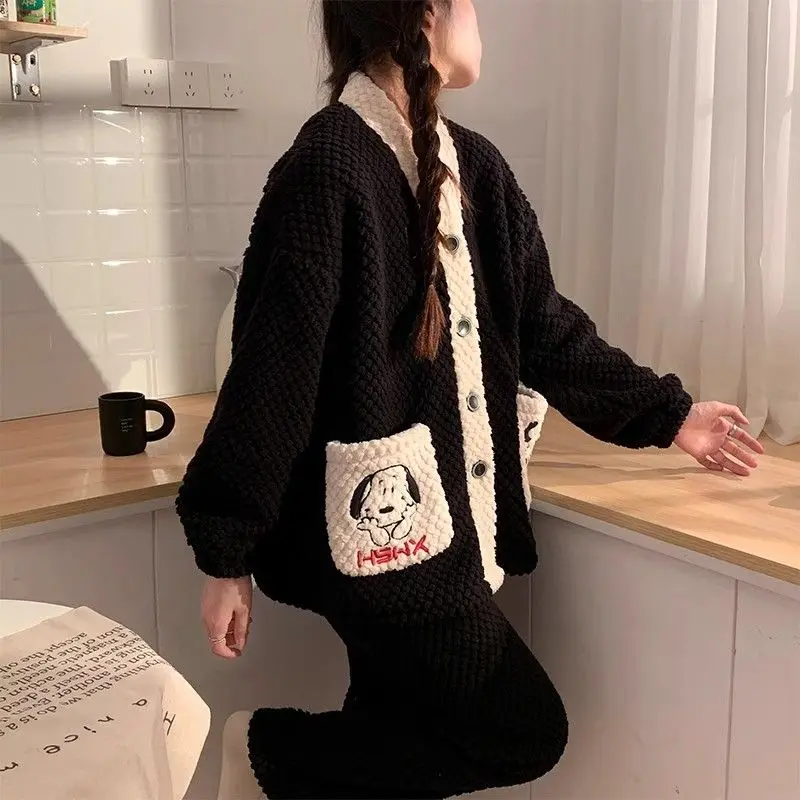 Cute Snoopy ladies winter new interesting cartoon pattern embroidered warm and skin-friendly coral velvet home clothing set
Cute Snoopy ladies winter new interesting cartoon pattern embroidered warm and skin-friendly coral velvet home clothing set