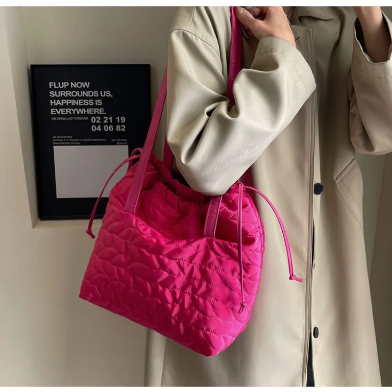 

Korean Fashion Cloud Shoulder Bag Linggetote Underarm Down Shopping Shoulder Bag Large Capacity Commuter Women's Shoulder Bag