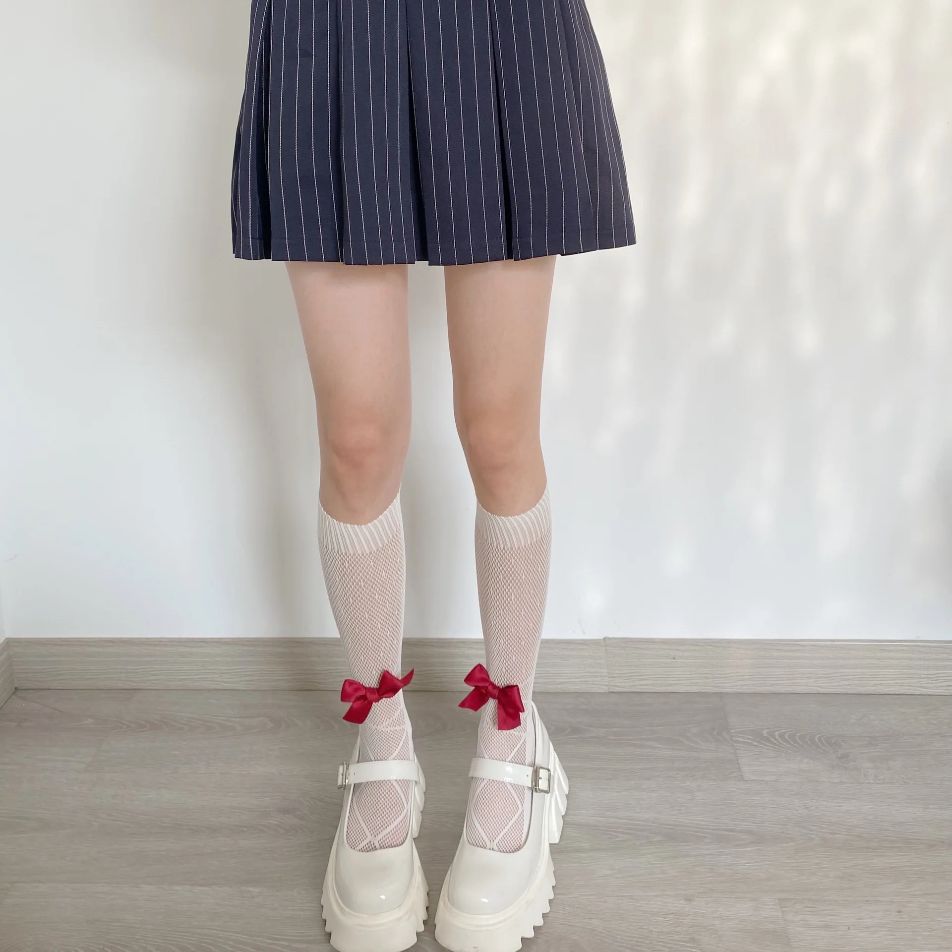 Spring and summer thin lace fishnet sweet princess Shuiyu little bandage red bow JK Lolita tube socks
Spring and summer thin lace fishnet sweet princess Shuiyu little bandage red bow JK Lolita tube socks