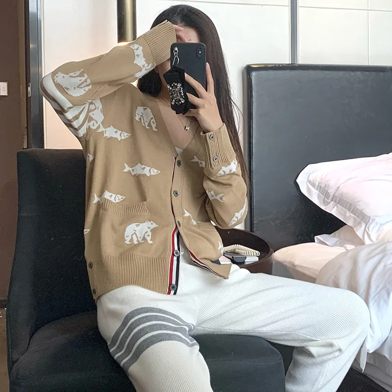 High Quality TB British-inspired Unisex Bear and Fish Jacquard Pattern Sweet Age-reducing Wool-knit Cardigan for Fall/winter
High Quality TB British-inspired Unisex Bear and Fish Jacquard Pattern Sweet Age-reducing Wool-knit Cardigan for Fall/winter