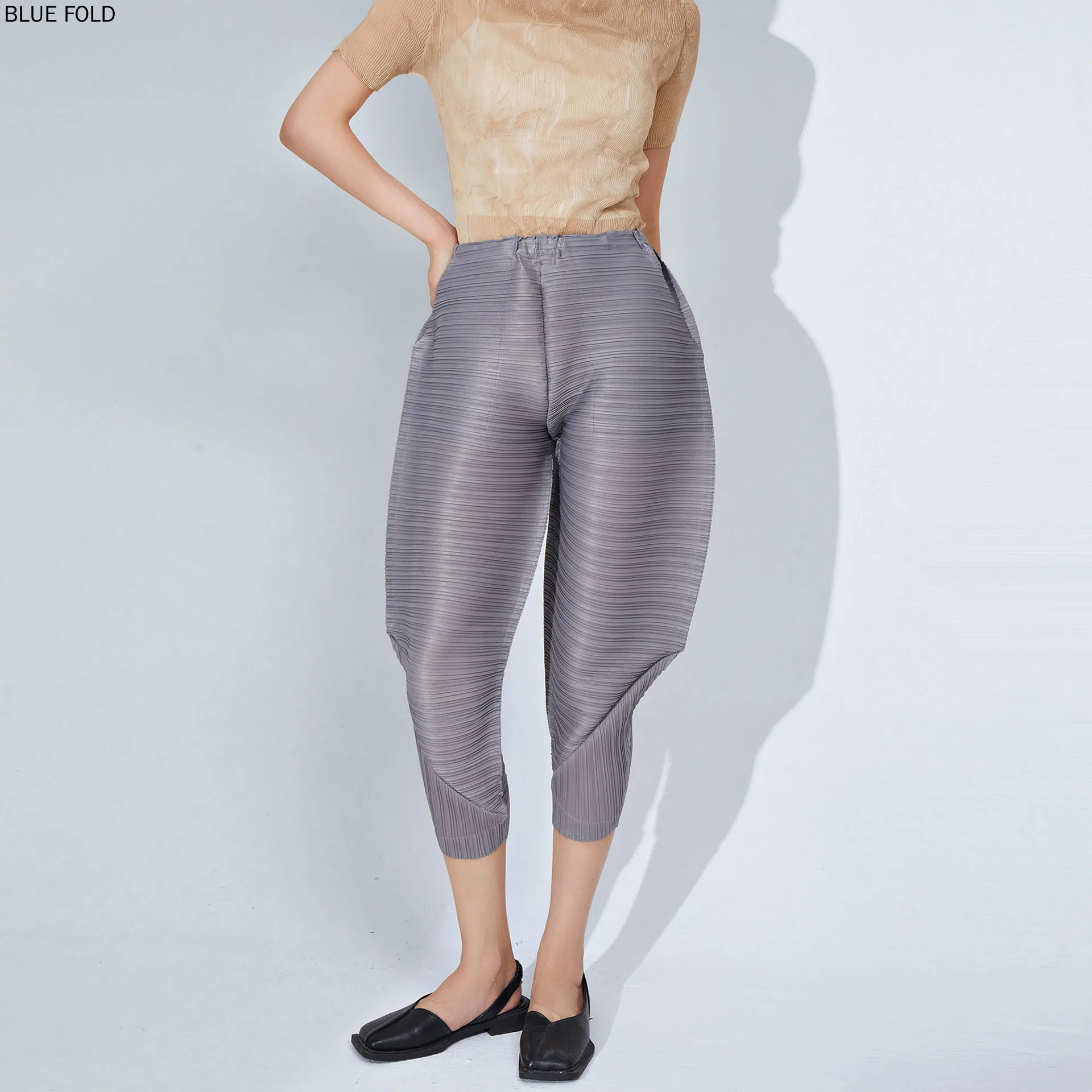 Miyake Pleated Pants for Women Elastic Tight Waist Loose Large Size Harem Pants Design Sense, Niche Chic, Casual, PLEATS, Summer
Miyake Pleated Pants for Women Elastic Tight Waist Loose Large Size Harem Pants Design Sense, Niche Chic, Casual, PLEATS, Summer