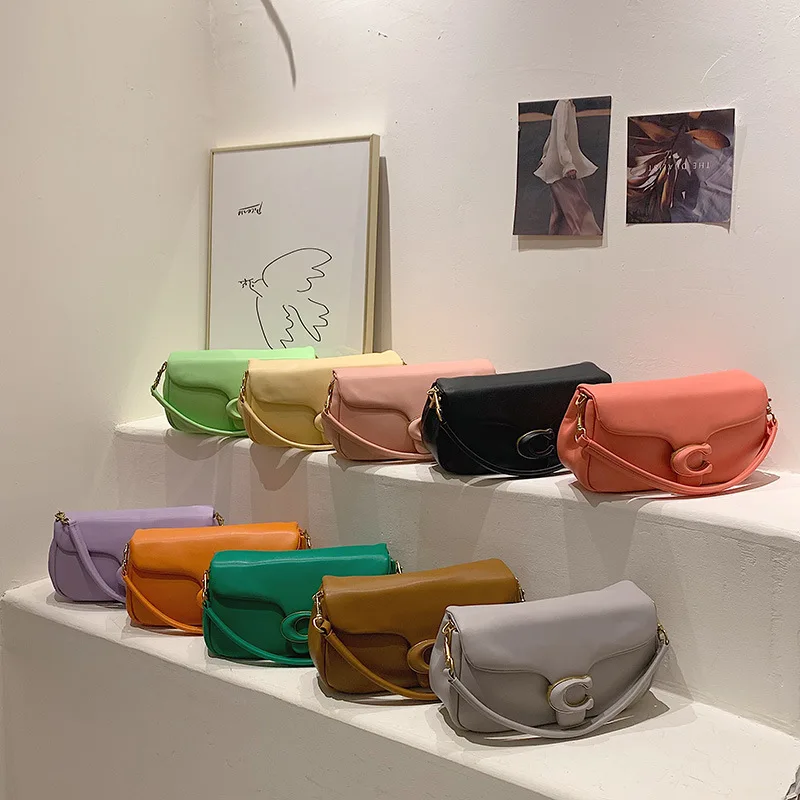 High Quality Women Purse and Handbags Small Square Bag 2023 New Famous Designer Metal Carriage Logo Brand Shoulder Messenger Bag
High Quality Women Purse and Handbags Small Square Bag 2023 New Famous Designer Metal Carriage Logo Brand Shoulder Messenger Bag