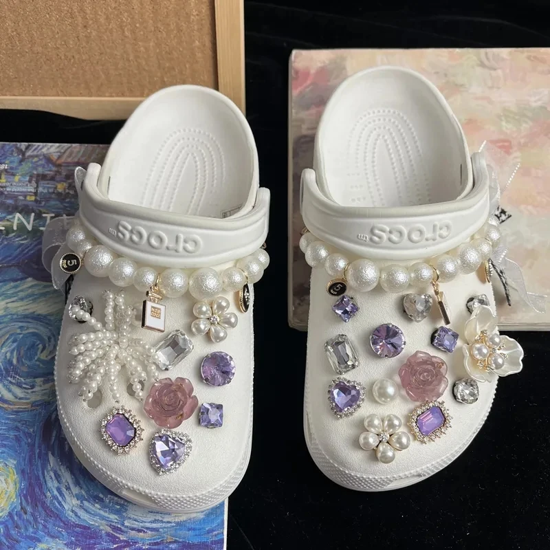 New Luxury Rhinestone Gold Metal Shoe Charms DIY Pearl Chain Shoe Aceessories Croc Clogs Decorations Women Girls Gift Fashion
New Luxury Rhinestone Gold Metal Shoe Charms DIY Pearl Chain Shoe Aceessories Croc Clogs Decorations Women Girls Gift Fashion