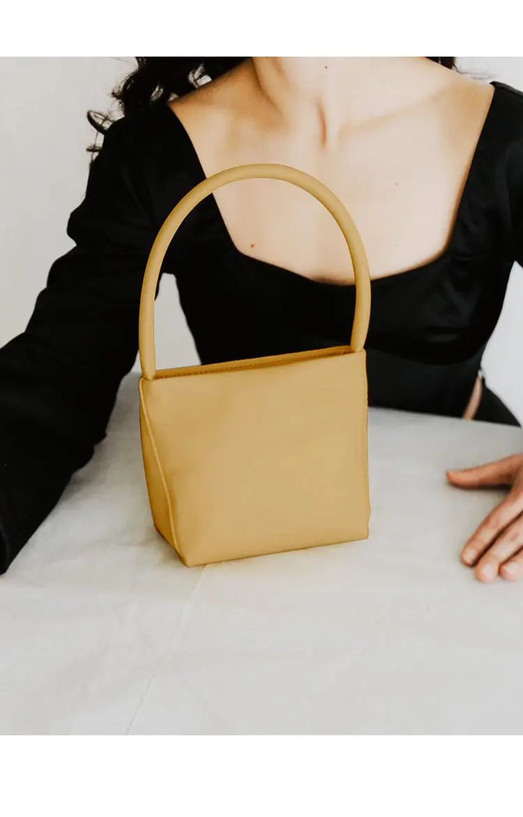 Ladies Niche Backpack Design Retro One-Shoulder Hand-Held Grandma Bag Fashion All-Match Oil Wax Leather Women's Bag Square New
Ladies Niche Backpack Design Retro One-Shoulder Hand-Held Grandma Bag Fashion All-Match Oil Wax Leather Women's Bag Square New