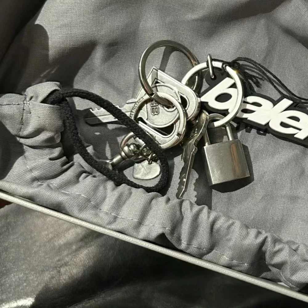 Creative Hip Hop Rock Lock Keychain Bag Pendants Chaotic Style Punk Stainless Steel Key Hook Luxury Home Decoration Rapper Gift
Creative Hip Hop Rock Lock Keychain Bag Pendants Chaotic Style Punk Stainless Steel Key Hook Luxury Home Decoration Rapper Gift