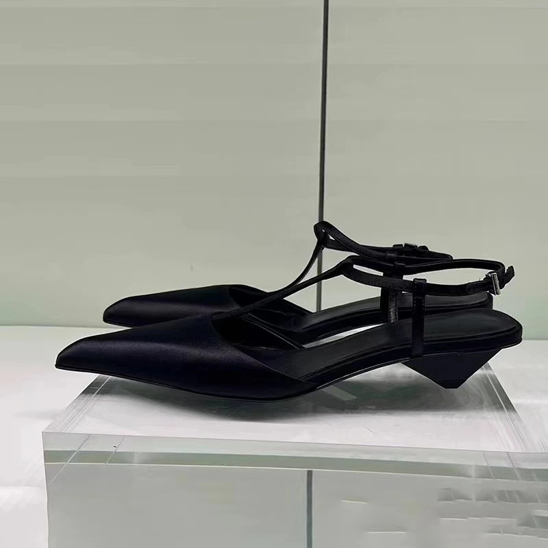 Новинка 2024, весенне-летние женские пикантные сандалии Baotou из французского шелка с острым носком, на среднем каблуке, с треугольным каблуком и пуговицами, модная обувь
Новинка 2024, весенне-летние женские пикантные сандалии Baotou из французского шелка с острым носком, на среднем каблуке, с треугольным каблуком и пуговицами, модная обувь