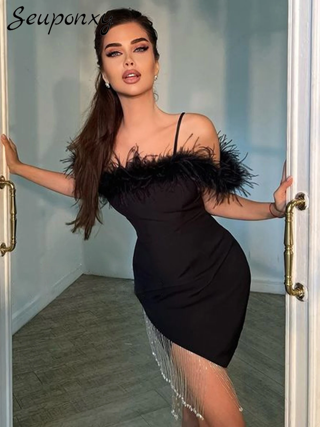 High Quality Women Summer Black Feather Bodycon Dress 2022 Sexy Spaghetti Strap Off Shoulder Diamond Tassel Party Club Dress
High Quality Women Summer Black Feather Bodycon Dress 2022 Sexy Spaghetti Strap Off Shoulder Diamond Tassel Party Club Dress