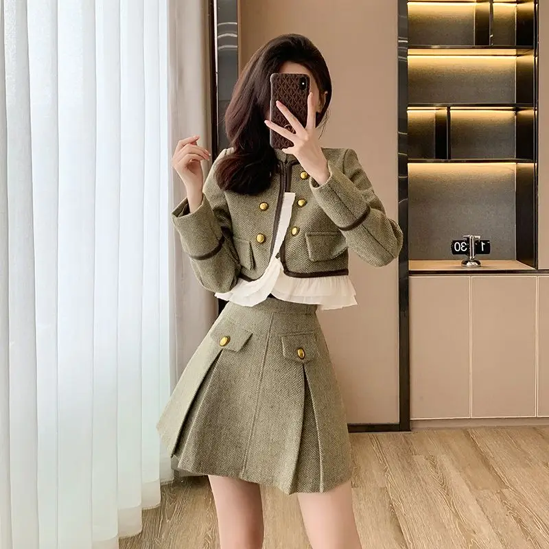 Chic and Elegant French Style Suit Skirt for Women in Autumn Winter 2023 with High-End Sense, Chic and Stylish, Slimming Effect
Chic and Elegant French Style Suit Skirt for Women in Autumn Winter 2023 with High-End Sense, Chic and Stylish, Slimming Effect