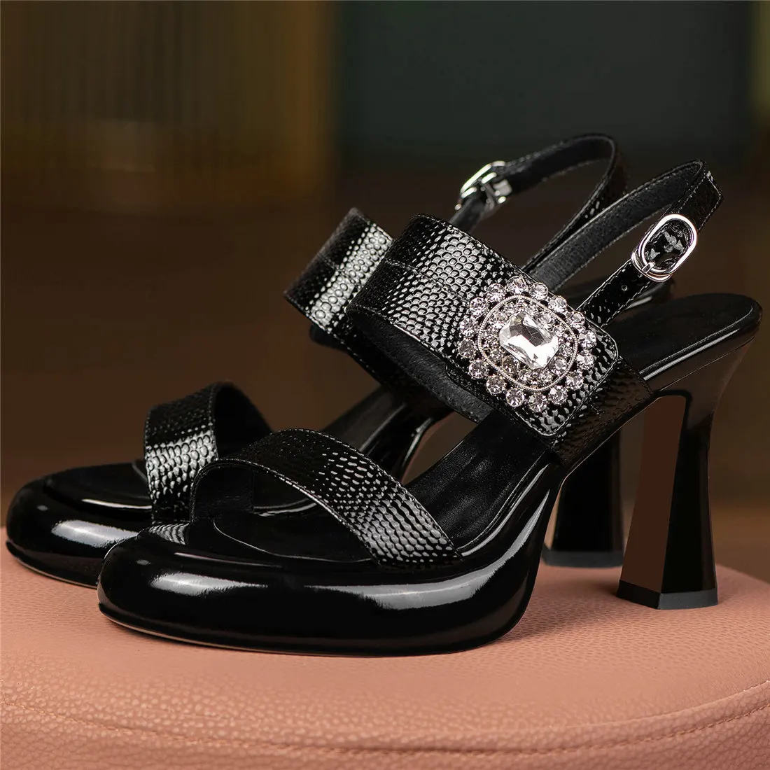 New Rhinestones Shoes Women Genuine Leather High Heel Gladiator Sandals Female Summer Open Toe Platform Pumps Shoes Casual Shoes
New Rhinestones Shoes Women Genuine Leather High Heel Gladiator Sandals Female Summer Open Toe Platform Pumps Shoes Casual Shoes