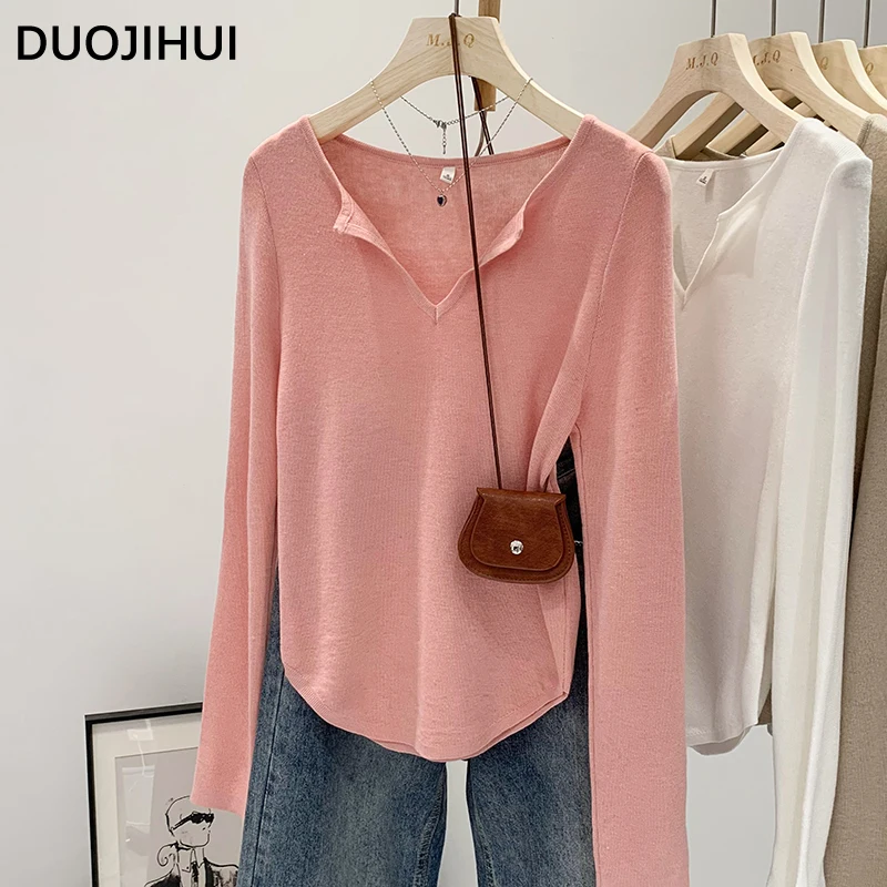 DUOJIHUI Осенние модные простые женские футболки 6 цветов, новые Повседневные базовые однотонные тонкие вязаные пуловеры с V-образным вырезом, женские футболки
DUOJIHUI Осенние модные простые женские футболки 6 цветов, новые Повседневные базовые однотонные тонкие вязаные пуловеры с V-образным вырезом, женские футболки