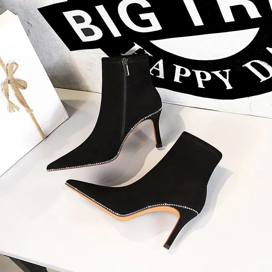 BIGTREE Shoes Pointed Toe Women Ankle Boots Suede crystal border Boots Women Stiletto High-heel Boots Short Plush Winter Boots
BIGTREE Shoes Pointed Toe Women Ankle Boots Suede crystal border Boots Women Stiletto High-heel Boots Short Plush Winter Boots