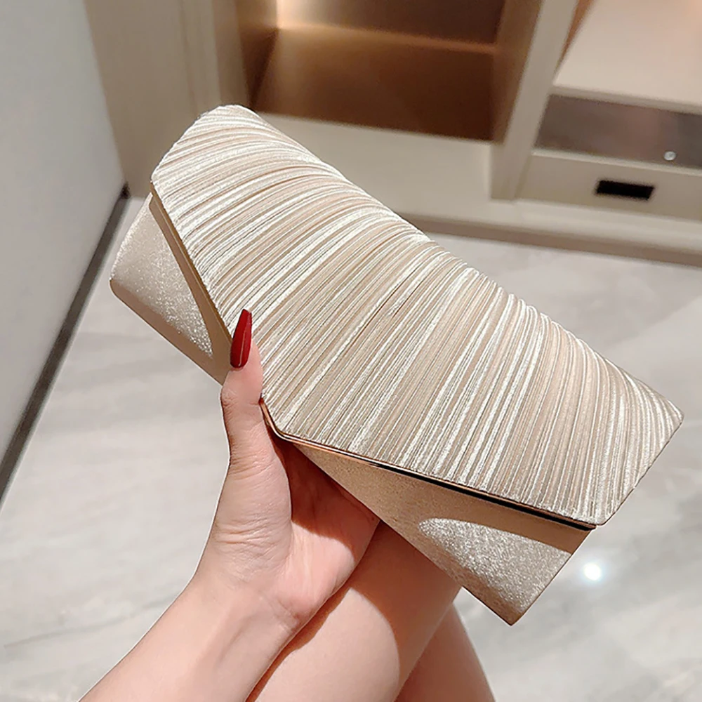 Fashion Women Pleated Banquet Handbag 2023 New Luxury Designer for Women Casual Shoulder Bag Tote Clutch Purse Champagne Color
Fashion Women Pleated Banquet Handbag 2023 New Luxury Designer for Women Casual Shoulder Bag Tote Clutch Purse Champagne Color