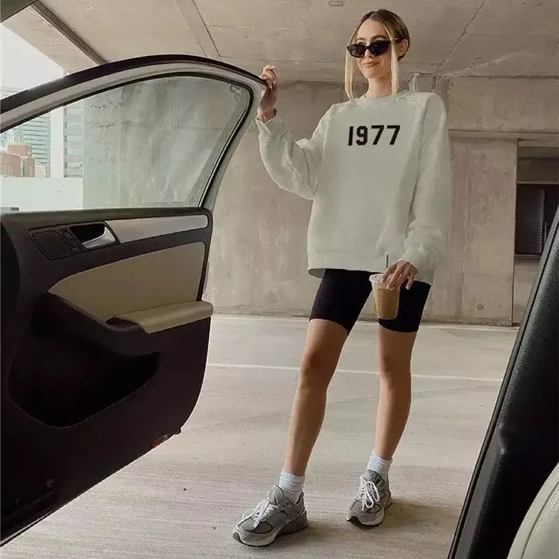 Essentials Fashion Letter Long Sleeve T-Shirt With Tag 1977 Print Hoodies Fall/Winter Luxury Brand Women and Men T-Shirts
Essentials Fashion Letter Long Sleeve T-Shirt With Tag 1977 Print Hoodies Fall/Winter Luxury Brand Women and Men T-Shirts