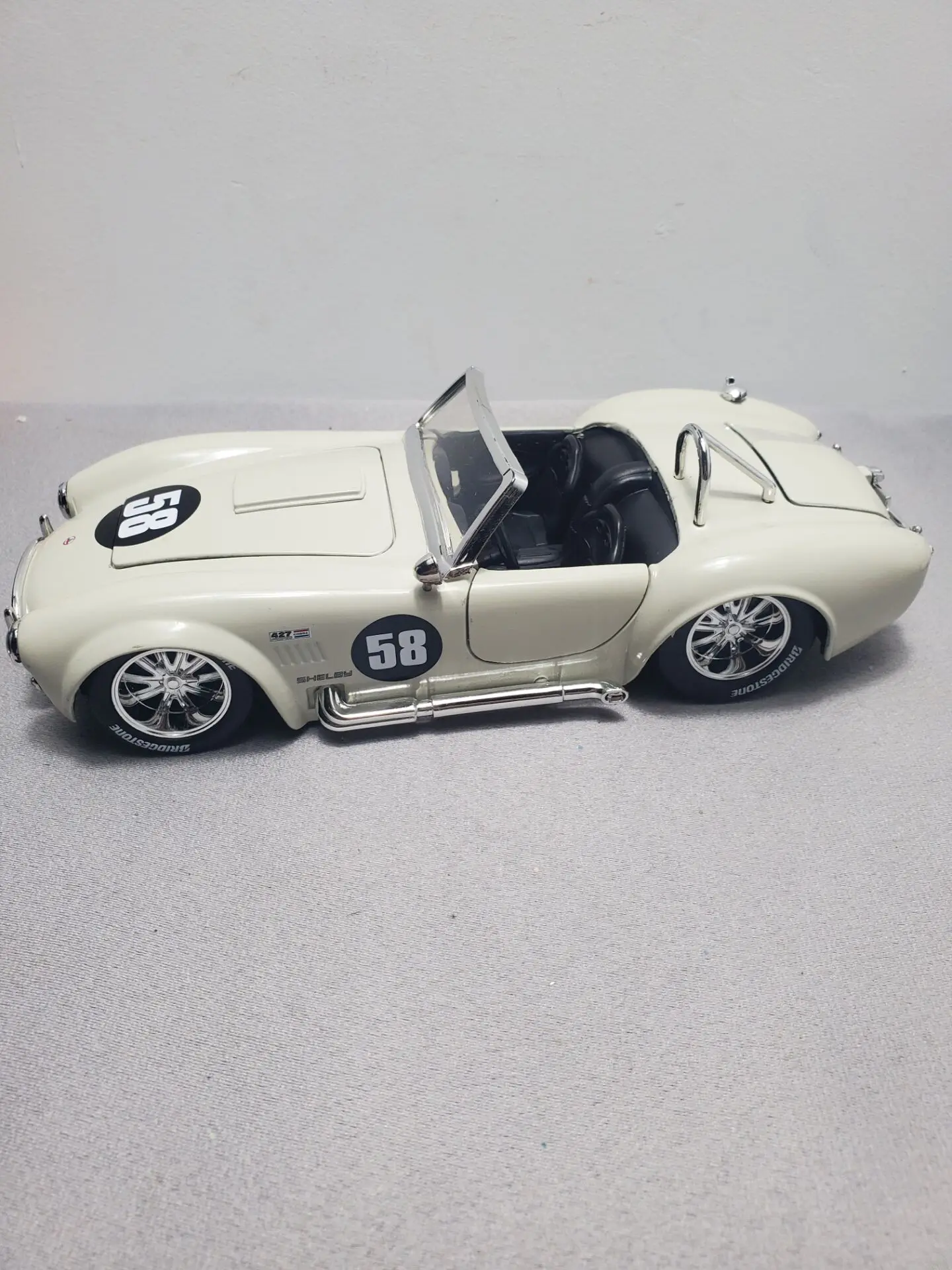 Модель автомобиля из сплава JADA 1:24 1965 Shelby Cobra 427 S/C, имитация автомобиля, коллекция украшений, подарок, игрушка, литье под давлением
Модель автомобиля из сплава JADA 1:24 1965 Shelby Cobra 427 S/C, имитация автомобиля, коллекция украшений, подарок, игрушка, литье под давлением