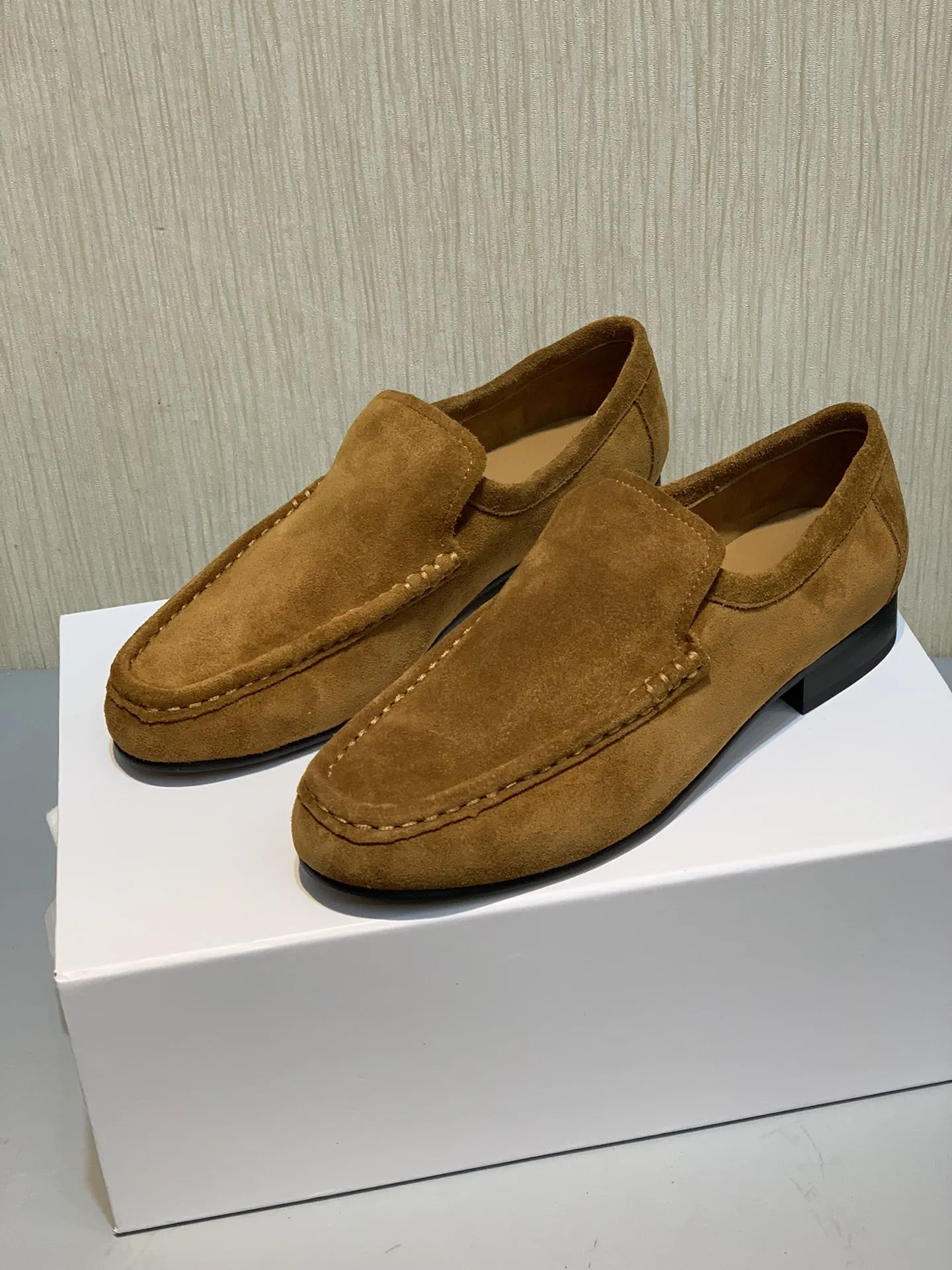 The*R New Soft Loafer In Suede Simple And Classic Loafers Hand Sewn And Leather soles 2023 New Luxury Design Shoes For Women
The*R New Soft Loafer In Suede Simple And Classic Loafers Hand Sewn And Leather soles 2023 New Luxury Design Shoes For Women