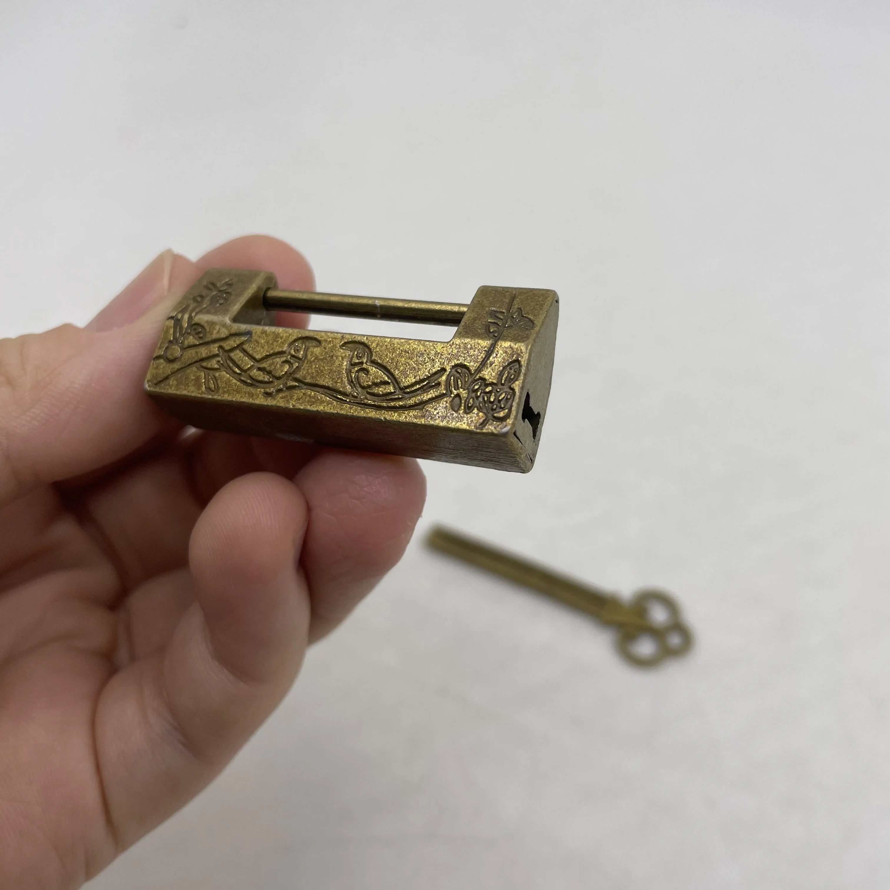 Chinese Style Birds and Flower Caved Metal Locker and Key for Luxurious Red Wooden Dragon Box Display
Chinese Style Birds and Flower Caved Metal Locker and Key for Luxurious Red Wooden Dragon Box Display
