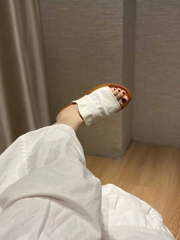 Модные женские плиссированные Шлепанцы из натуральной воловьей кожи во французском стиле, винтажные шлепанцы, повседневные уличные тапочки
Модные женские плиссированные Шлепанцы из натуральной воловьей кожи во французском стиле, винтажные шлепанцы, повседневные уличные тапочки