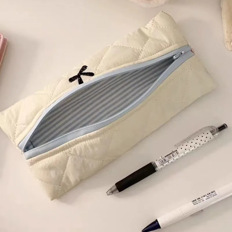 Сумки для макияжа с бантом и вышивкой, корейские повседневные косметички на молнии, кавайная дизайнерская сумка для ручек, милые нейлоновые сумки для студентов для женщин
Сумки для макияжа с бантом и вышивкой, корейские повседневные косметички на молнии, кавайная дизайнерская сумка для ручек, милые нейлоновые сумки для студентов для женщин