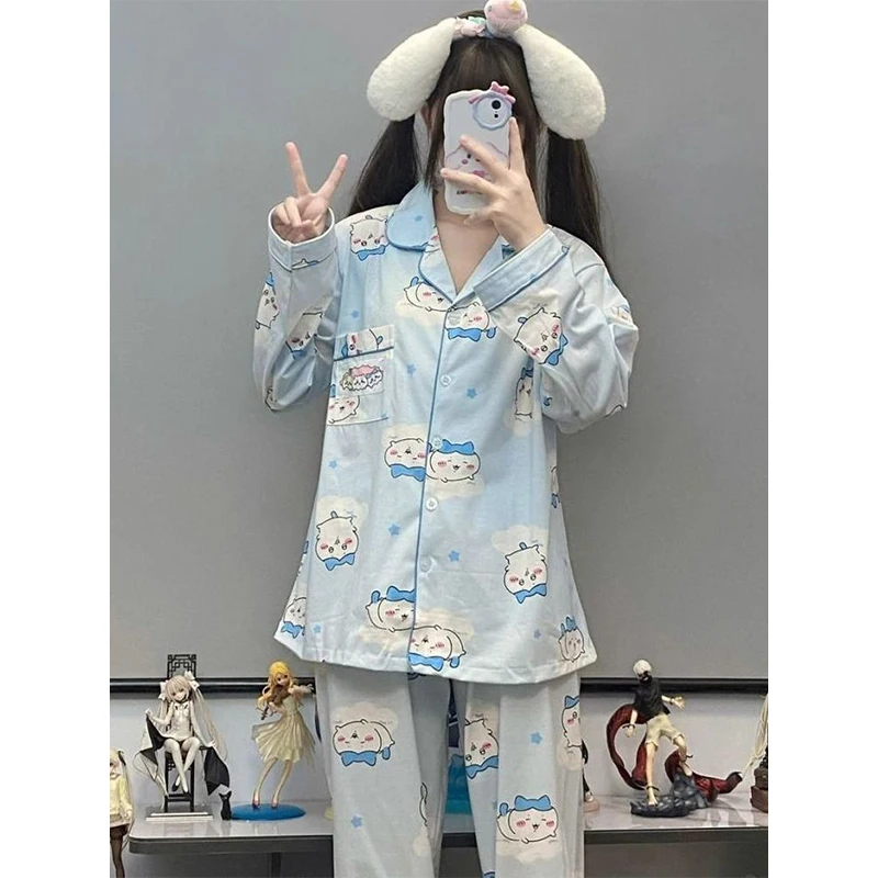 Милая аниме синяя Пижама Chiikawas Kawaii Мультфильм Hachiware Usagi девочка Домашняя одежда комплект для отдыха длинные брюки с длинным рукавом ночное белье
Милая аниме синяя Пижама Chiikawas Kawaii Мультфильм Hachiware Usagi девочка Домашняя одежда комплект для отдыха длинные брюки с длинным рукавом ночное белье