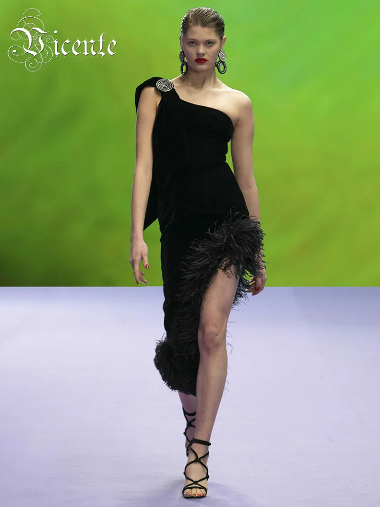 VC Black Midi Dress For Women 2022 Autumn Fashion Catwalk Wear Diagonal Collar Diamond Feathers Tight Stretch Bandage Dress
VC Black Midi Dress For Women 2022 Autumn Fashion Catwalk Wear Diagonal Collar Diamond Feathers Tight Stretch Bandage Dress