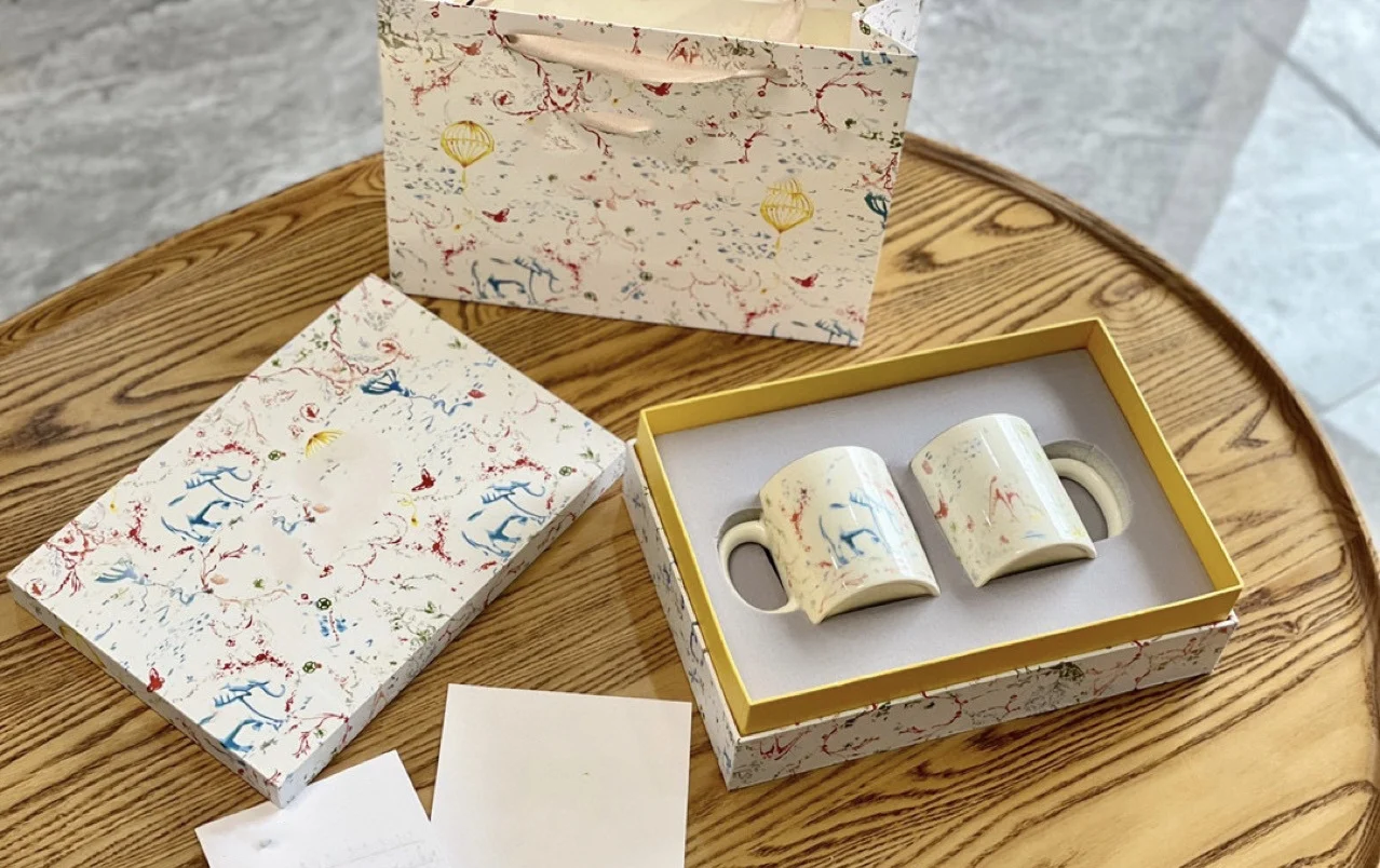Новая кружка из костяного фарфора для чашки, Подарочная коробка, красочный Камуфляжный узор, кофейная чашка, мебель, подарок
Новая кружка из костяного фарфора для чашки, Подарочная коробка, красочный Камуфляжный узор, кофейная чашка, мебель, подарок