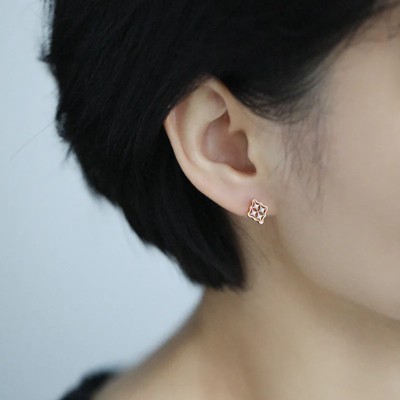Minimalist and Niche Design, High-end S925 Sterling Silver Gold-plated Diamond Shaped North Star Earrings Gift Accessories
Minimalist and Niche Design, High-end S925 Sterling Silver Gold-plated Diamond Shaped North Star Earrings Gift Accessories
