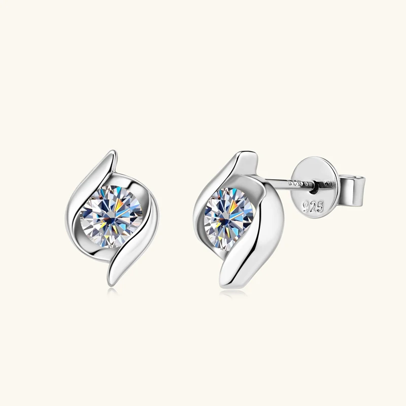 KUGG 5mm D Color Moissanite Twist Stud Earrings for Women 925 Sterling Silver Moissanita Diamond Ear Studs 2023 Trend Jewelry
KUGG 5mm D Color Moissanite Twist Stud Earrings for Women 925 Sterling Silver Moissanita Diamond Ear Studs 2023 Trend Jewelry