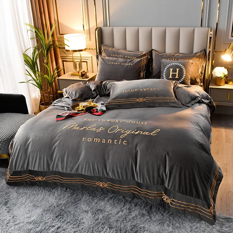 2020 Luxury Velvet Flannel Smooth Bedding Set Warm Fleece edge embroidery Duvet Cover Bed Sheet Pillowcases Queen King Size 4Pcs
2020 Luxury Velvet Flannel Smooth Bedding Set Warm Fleece edge embroidery Duvet Cover Bed Sheet Pillowcases Queen King Size 4Pcs