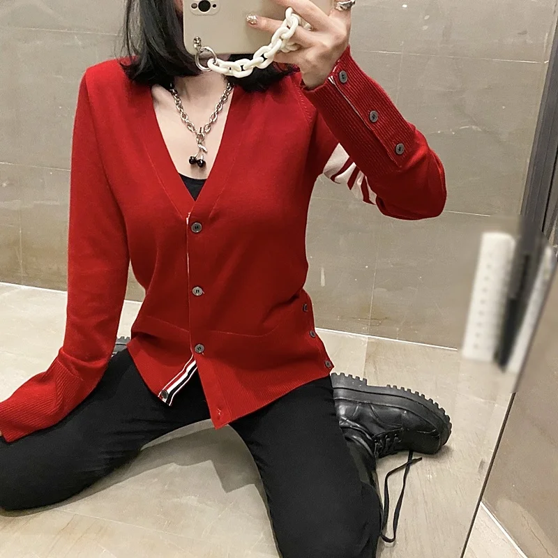 tb back webbing V-neck red wool cardigan women's spring college style four-bar knitted sweater jacket
tb back webbing V-neck red wool cardigan women's spring college style four-bar knitted sweater jacket
