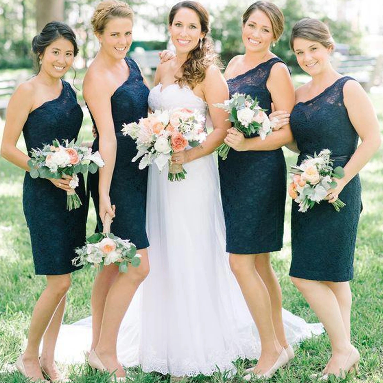Elegant One-Shoulder Sheath Wedding Party Dresses Fashion Lace Short Bridesmaid Dress Sleeveless With Belt Vestidos Para Boda
Elegant One-Shoulder Sheath Wedding Party Dresses Fashion Lace Short Bridesmaid Dress Sleeveless With Belt Vestidos Para Boda
