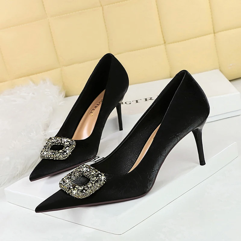ZOOKERLIN Italian Design Luxury Sexy Pointed Woman Shoes Rhinestone Decoration Stiletto Heels Shoes For Women Pumps Size 35-40
ZOOKERLIN Italian Design Luxury Sexy Pointed Woman Shoes Rhinestone Decoration Stiletto Heels Shoes For Women Pumps Size 35-40