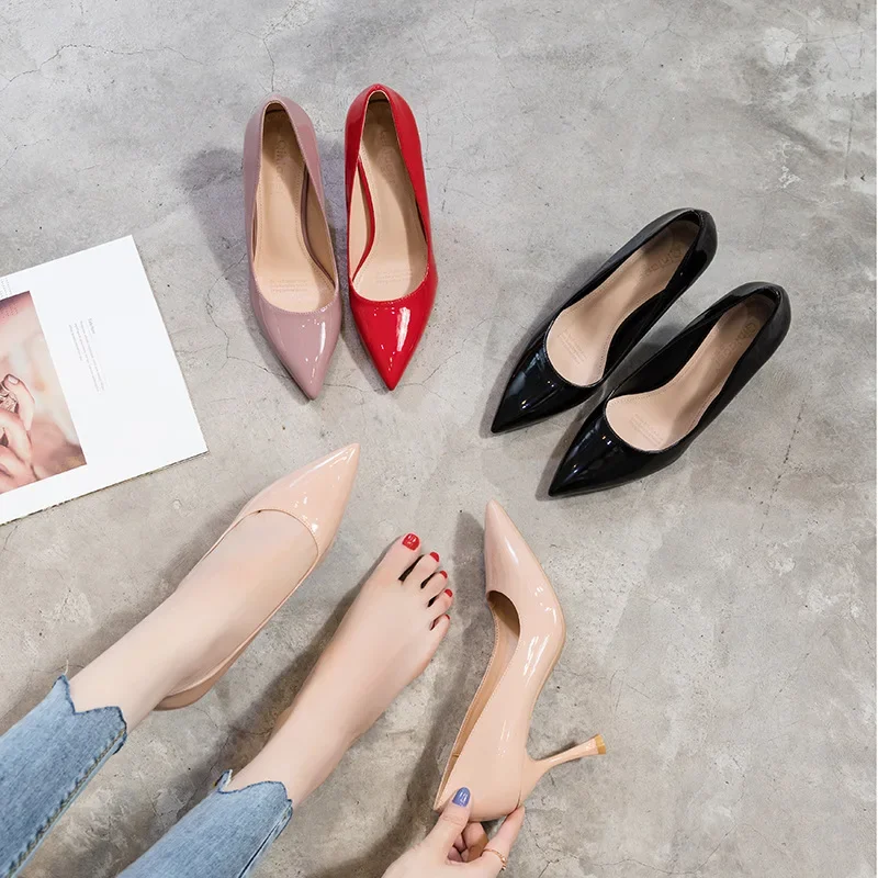 Туфли-лодочки женские из лакированной кожи, на тонком каблуке 8,5 см 
Туфли-лодочки женские из лакированной кожи, на тонком каблуке 8,5 см