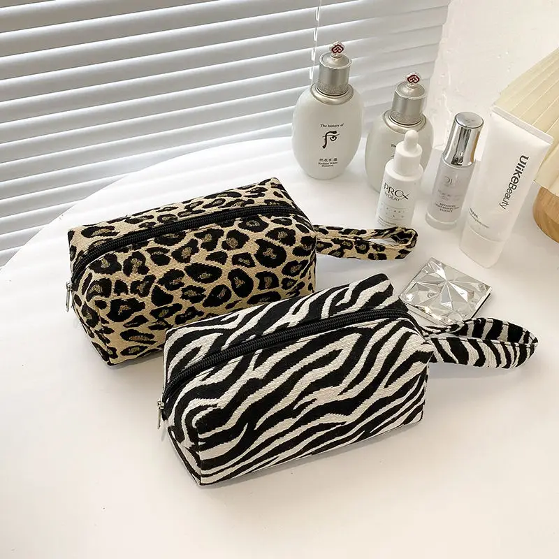 

Lipstick Sanitary napkin storage bag portable travel makeup small bag