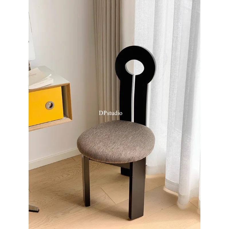 Medieval solid wood padded key chair with a minimalist design, casual chair with a quiet and luxurious decoration
Medieval solid wood padded key chair with a minimalist design, casual chair with a quiet and luxurious decoration