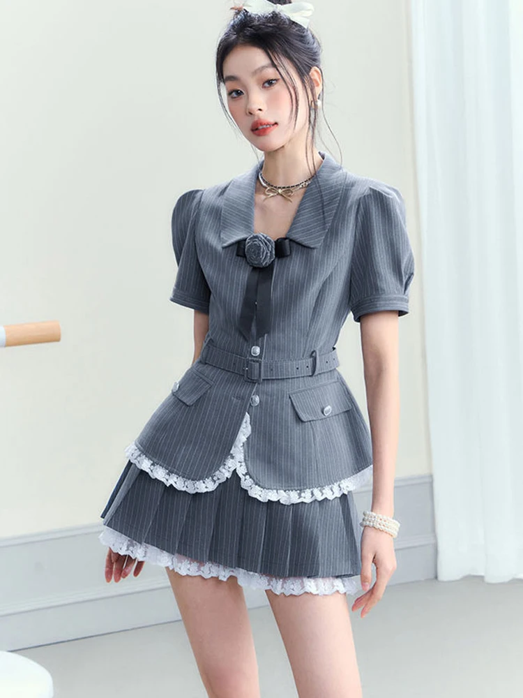 2023 Summer New Korean Bow Lace Stitching Casual Short Sleeve Jack + High Waist Pleated A-line Skirt Two Piece Set Women's Suit
2023 Summer New Korean Bow Lace Stitching Casual Short Sleeve Jack + High Waist Pleated A-line Skirt Two Piece Set Women's Suit