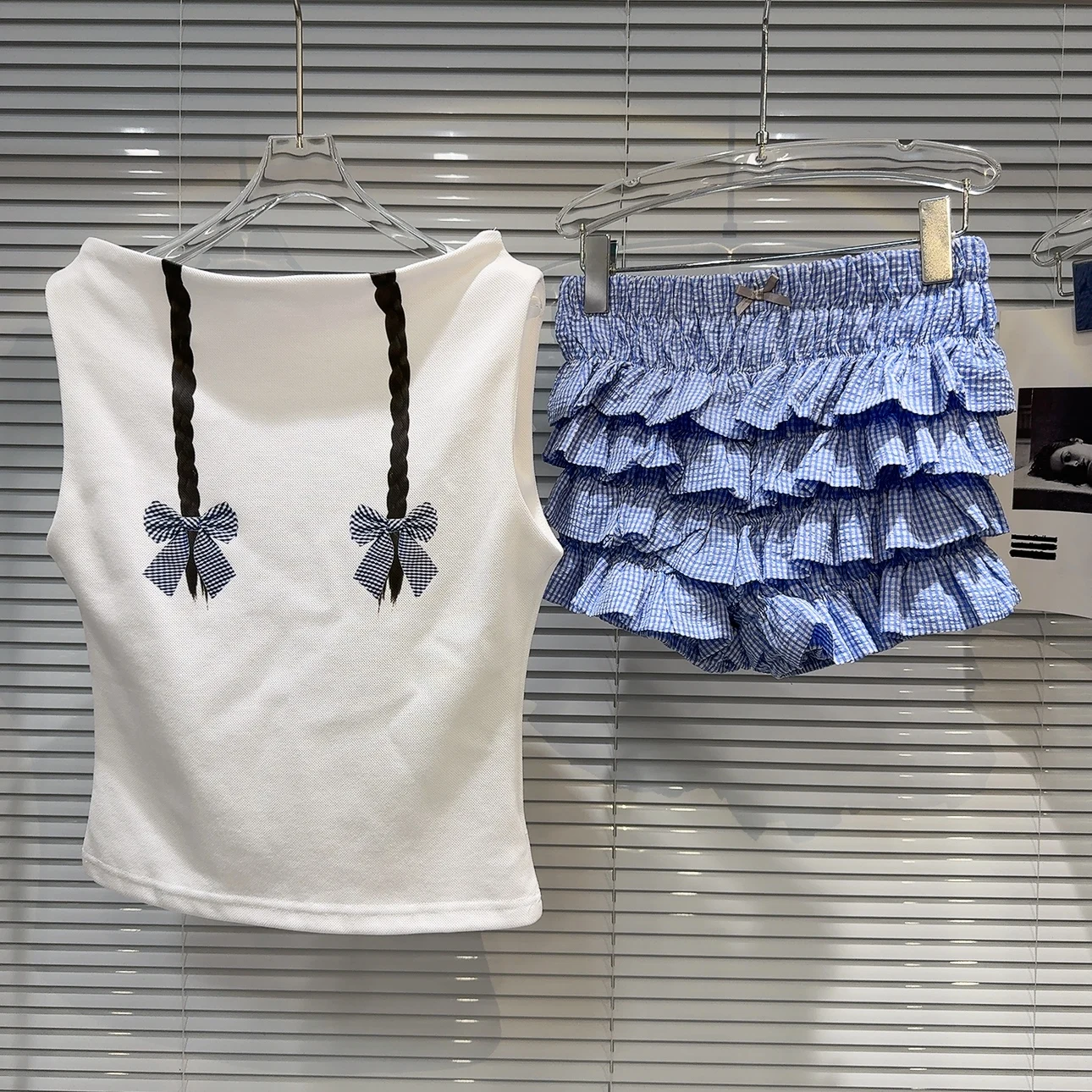 2024 Summer New Miu Style Small Fragrant Wind Printed Bow Tank Top Wave Dot Pleated Short Skirt Set for Women
2024 Summer New Miu Style Small Fragrant Wind Printed Bow Tank Top Wave Dot Pleated Short Skirt Set for Women