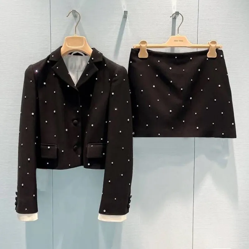 Black Suit Coat Heavy Industry Diamond Inlaid Celebrity Casual Suit A-line Short Skirt Two-piece Skirt Autumn
Black Suit Coat Heavy Industry Diamond Inlaid Celebrity Casual Suit A-line Short Skirt Two-piece Skirt Autumn