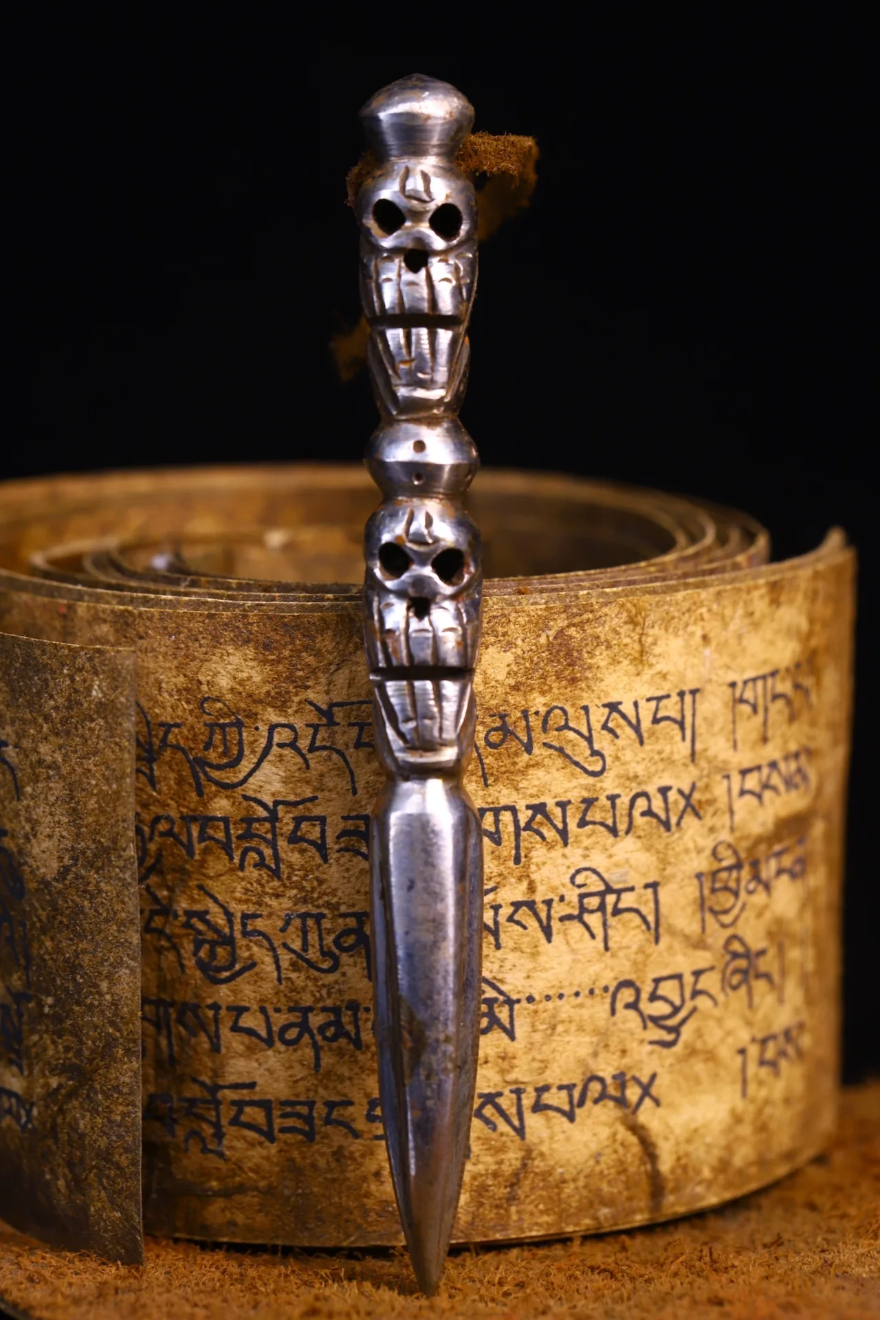 5"Tibetan Temple Collection Old Tiantie Cinnabar Skull Head Dorje Vajra Phurpa Pendant Amulet Dharma Town house Exorcism
5"Tibetan Temple Collection Old Tiantie Cinnabar Skull Head Dorje Vajra Phurpa Pendant Amulet Dharma Town house Exorcism