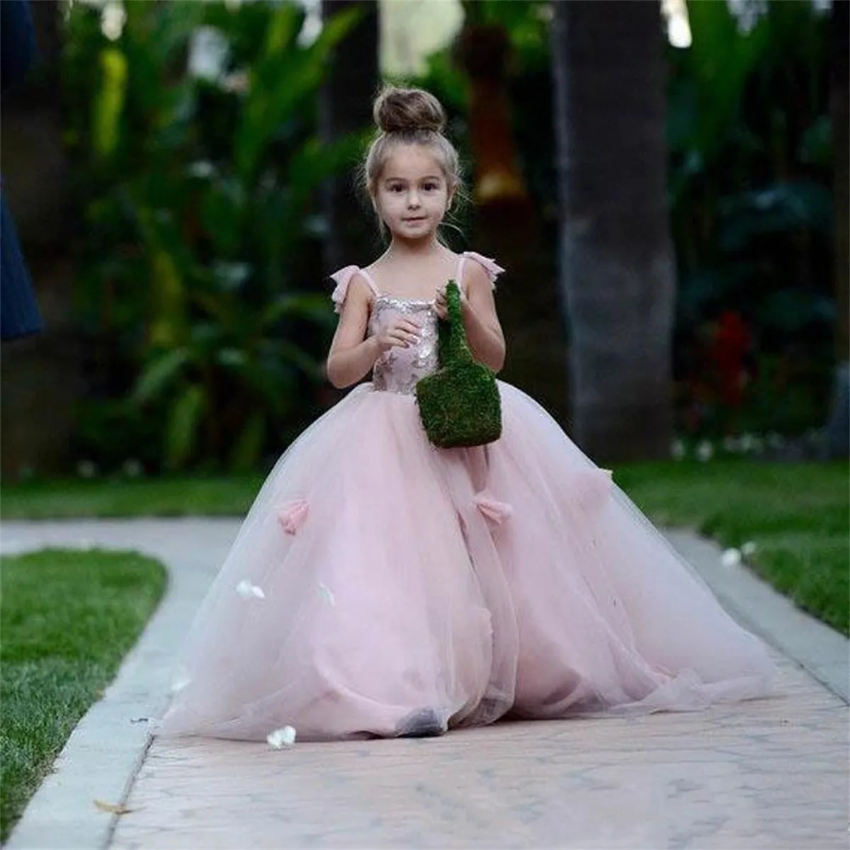 Crew Neck Flower Girls Dresses For Weddings With Feathers Backless Applique Tulle Communion Dress Puffy Pageant Party Gowns
Crew Neck Flower Girls Dresses For Weddings With Feathers Backless Applique Tulle Communion Dress Puffy Pageant Party Gowns