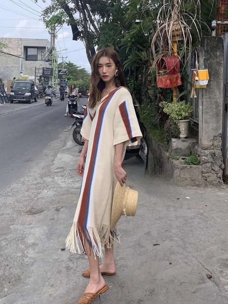 Spring and Summer New Women's Knitted V-neck Dress Loose Commuter Casual Spliced Retro Pullover Long Dress
Spring and Summer New Women's Knitted V-neck Dress Loose Commuter Casual Spliced Retro Pullover Long Dress