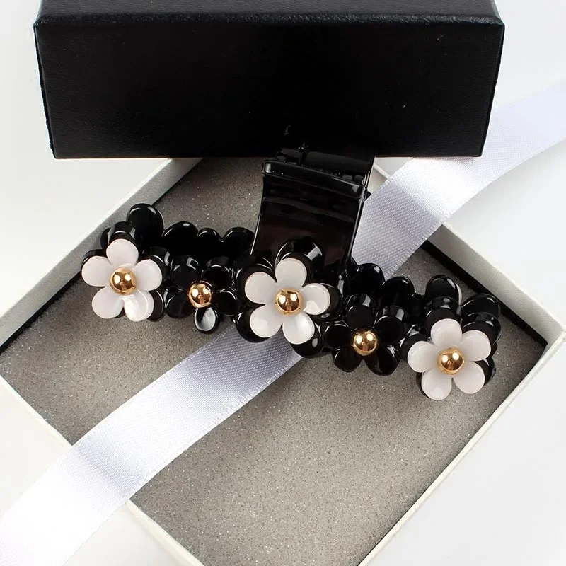 New Hair Claw Girls Paint Plastic Flower Grasping Clips White And Black pins For Women Headdress Accessories
New Hair Claw Girls Paint Plastic Flower Grasping Clips White And Black pins For Women Headdress Accessories