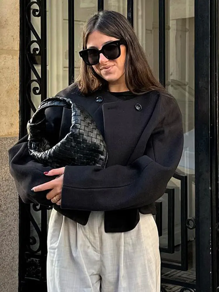Chic O Neck Black Cropped Jacket For Women Long Sleeve Loose Open Stitch Short Overcoat 2023 Winter Casual Warm Highstreet Coat
Chic O Neck Black Cropped Jacket For Women Long Sleeve Loose Open Stitch Short Overcoat 2023 Winter Casual Warm Highstreet Coat