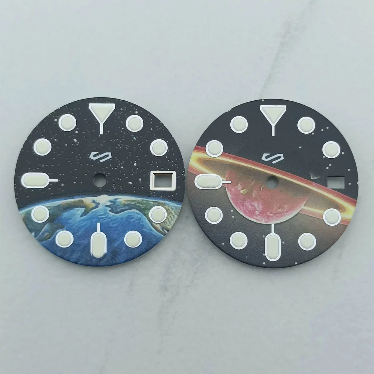 NH35 dial 28.5mm with logo all night planet Earth green luminous dial suitable for NH35 and NH36 automatic mechanical movements
NH35 dial 28.5mm with logo all night planet Earth green luminous dial suitable for NH35 and NH36 automatic mechanical movements