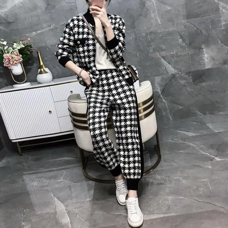 Spring Women Knit Sweatshirts Suit Knitted Tracksuit Houndstooth 2 Piece Set Zipper Plaid Cardigan Coats Pants Two Piece Set
Spring Women Knit Sweatshirts Suit Knitted Tracksuit Houndstooth 2 Piece Set Zipper Plaid Cardigan Coats Pants Two Piece Set